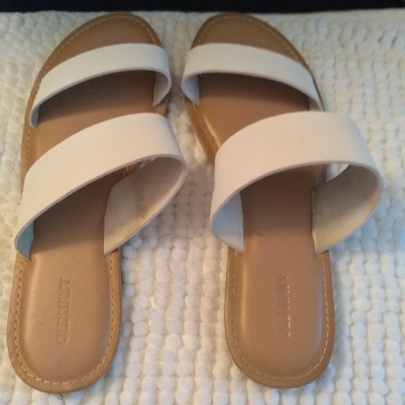 Old Navy flip flop sandals white - Picture 6 of 6